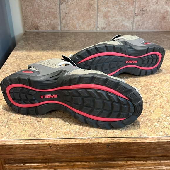TEVA Forebay fisherman sport water hiking size 9 ,Gently used . - Picture 2 of 5